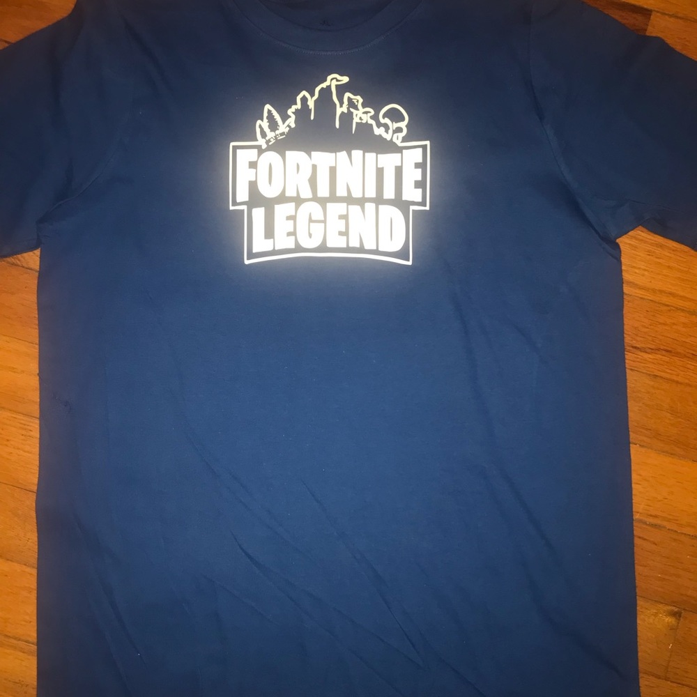 Fortnite Legend T-shirt. Youth XL. Hot item!
